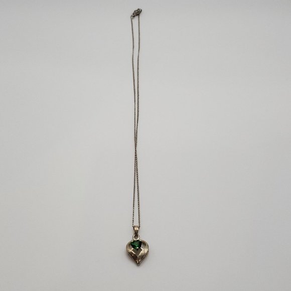 16 Inch 925 Sterling Silver Green Glass Heart Tarnished Necklace - Picture 2 of 7